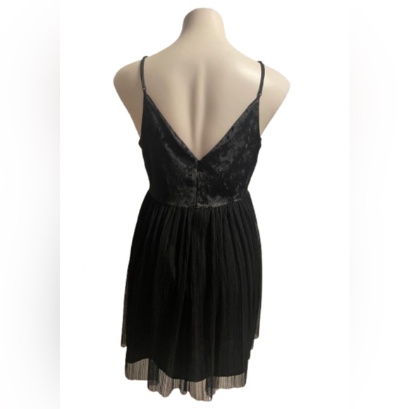 BCBGENERATION Black Elegant Velvet Sleeveless Mini Cocktail Dress - Picture 3 of 8
